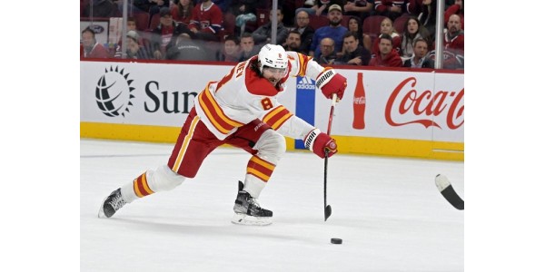 Quinn Hughes prohrál se spoluhráčem, který znal jeho sílu nejlépe Quinn Hughes prohrál se spoluhráčem, který znal jeho sílu nejlépe
